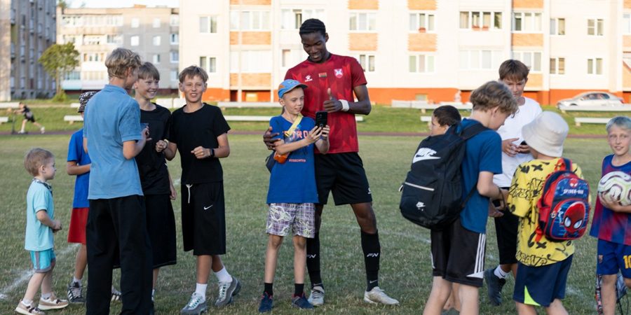 Африканский авиатор и коровы на поле: как живёт футбол в белорусских Ляховичах