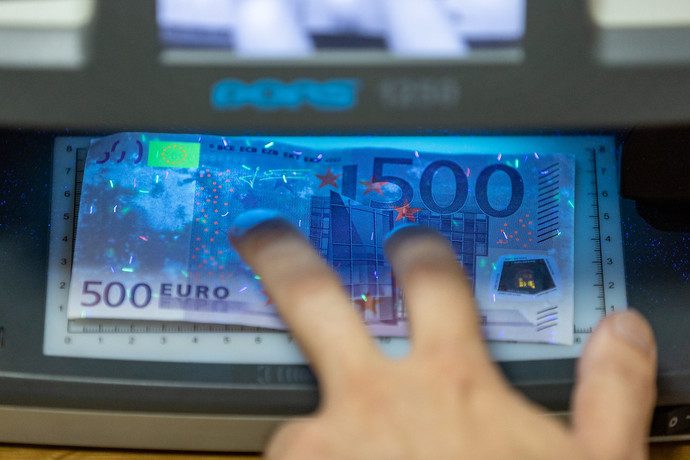 Белорусы за полгода отправили за границу $60 млн — средняя сумма перевода выросла на треть