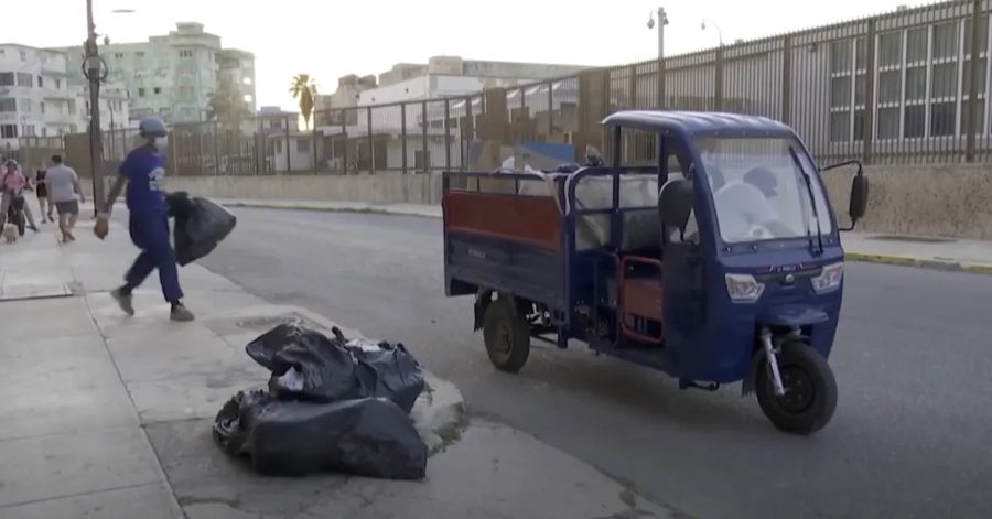 Блокада США лишила Гавану мусоровозов — город спасают солнечные электротрициклы
