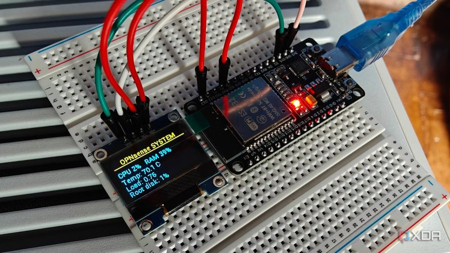 Дешёвый ESP32-экран за $10 сделал из роутера в гараже информационный центр на столе