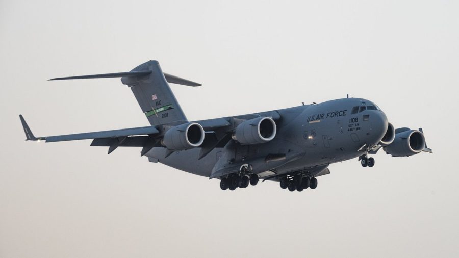 Директор ЦРУ прилетел в Москву в «серебряной» капсуле — что скрывает Boeing C-17