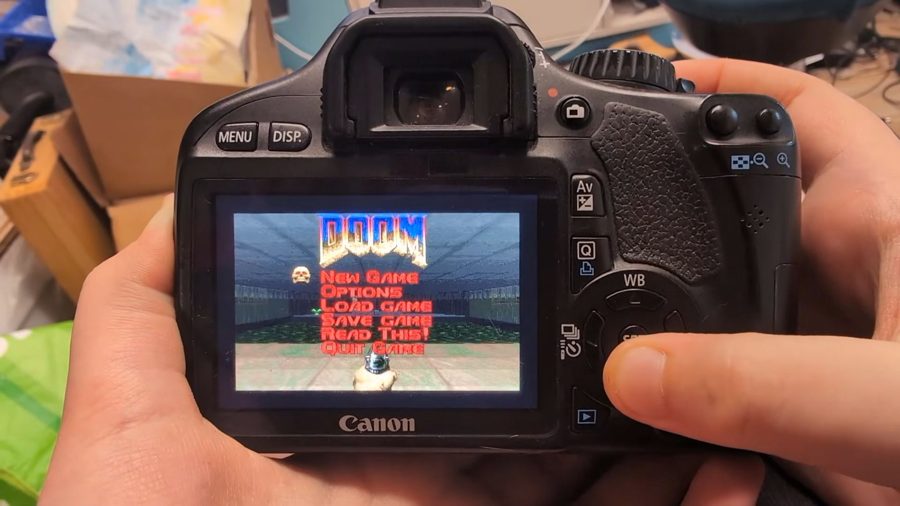 Doom запустили на зеркальном фотоаппарате Canon — и вот как в него играть