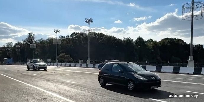 Движение по мосту через Свислочь в Минске открыли, но пешеходам вход запрещён