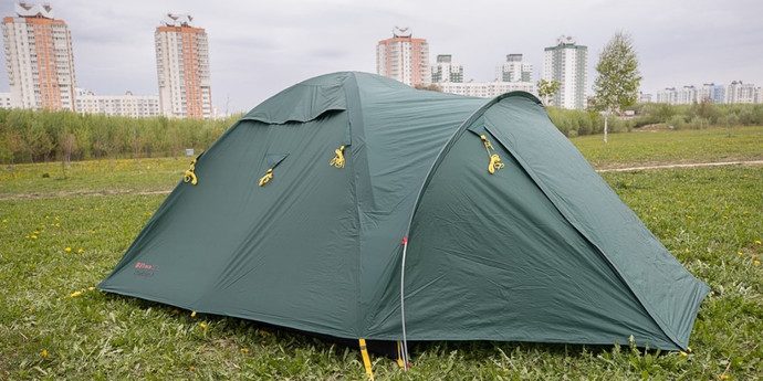 Двое туристов украли палатку и спальник из-за отсутствия мест в хостеле — им грозит до 4 лет