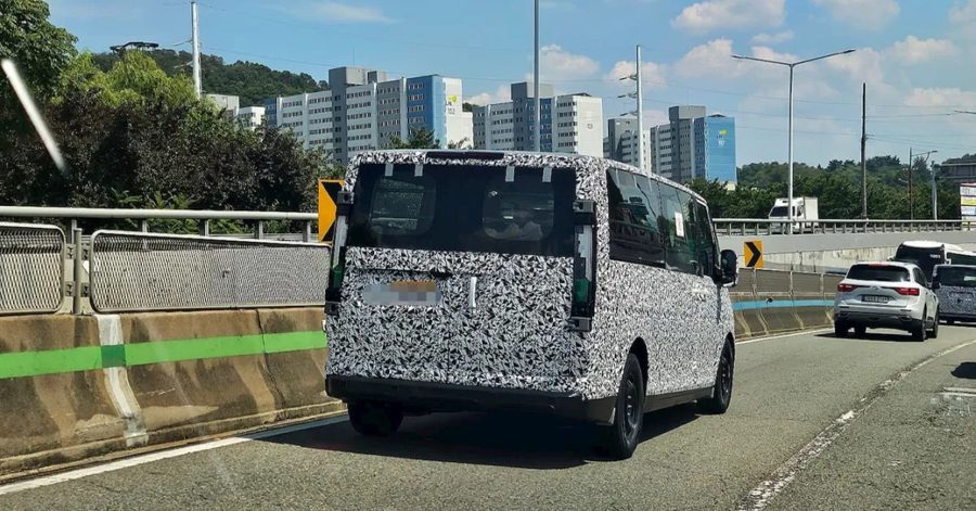 Электрический фургон Kia PV7 заметили на дорогах: он почти вдвое длиннее PV5