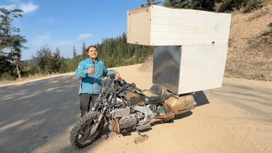 Энтузиаст построил палатку на крышу для мотоцикла Honda Goldwing — и уронил её на первом же заезде