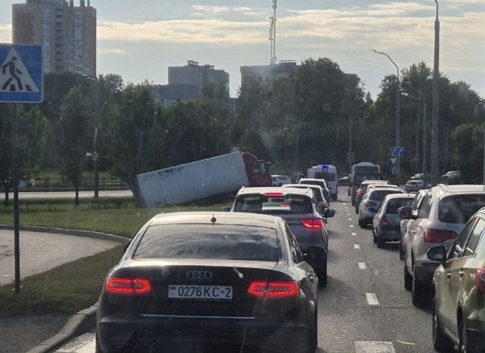 Фура вылетела на газон на Партизанском проспекте — водителю стало плохо за рулем