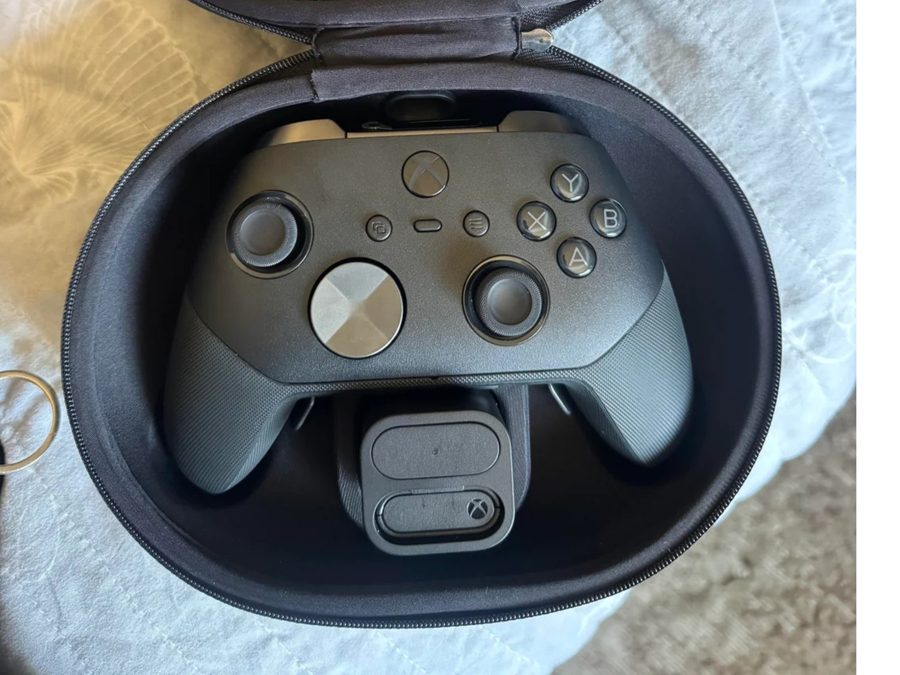Геймер купил прототип Xbox Elite Series 3 с LCD-экраном и сменной батареей за $200