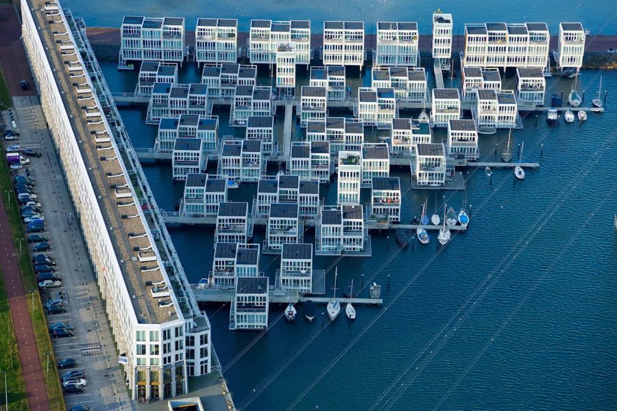Голландцы строят дома на воде вместо захвата новой суши: как устроены Waterwoning