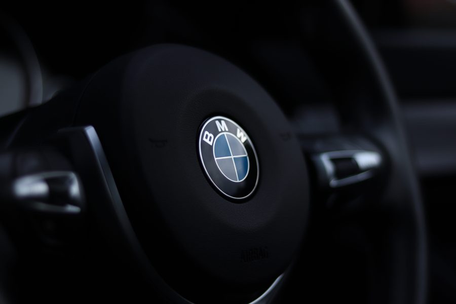 Гуманоидные роботы выходят на заводы BMW: они медленнее людей, но быстро прогрессируют