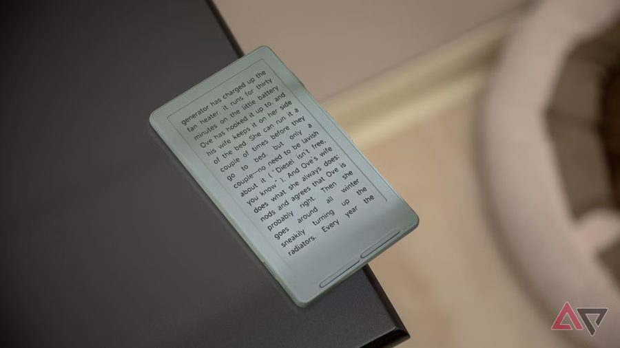 Карманный e-paper гаджет за копейки: крепится к смартфону и не даёт открыть TikTok