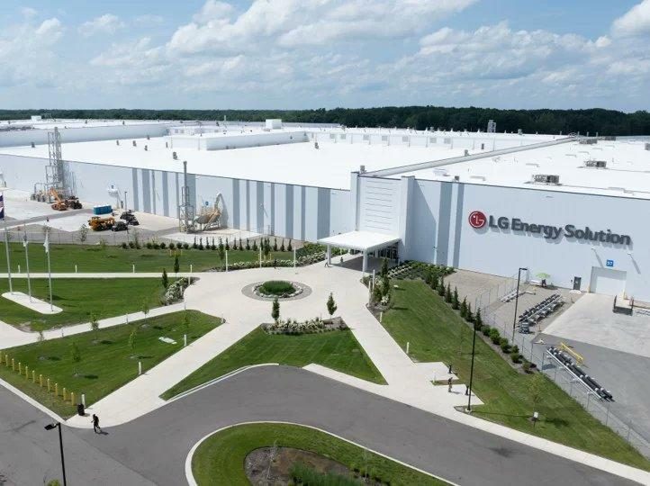 LG запустила завод за $4,3 млрд для выпуска батарей Tesla Megapack 3