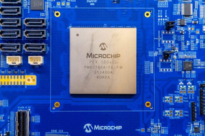Microchip показала 160-линейный PCIe Gen6 коммутатор для ИИ-инфраструктуры Microchip показала 160-линейный PCIe Gen6 коммутатор для ИИ-инфраструктуры