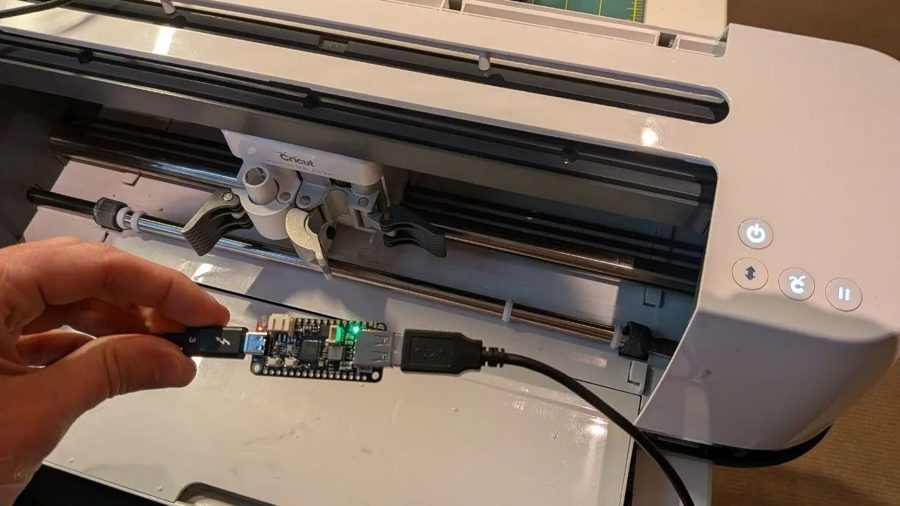 Найденный на свалке Cricut Maker ожил благодаря подмене серийного номера через USB