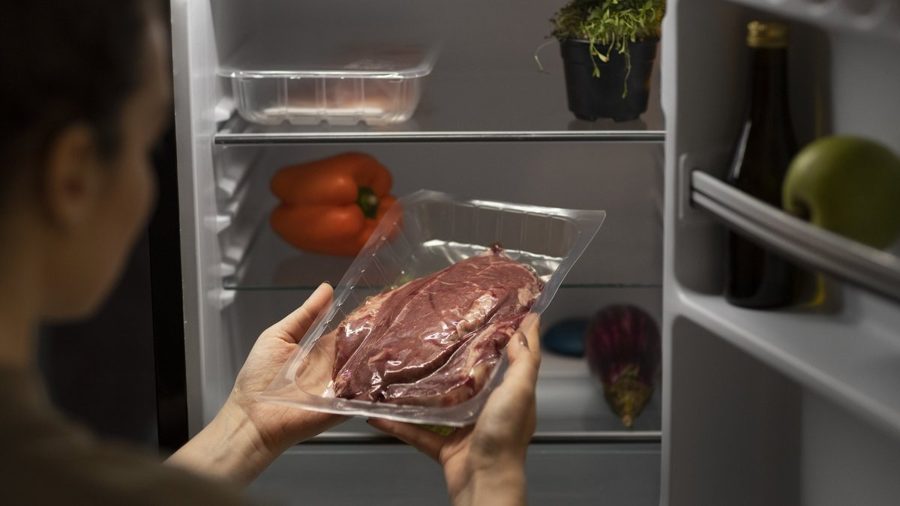 Почему продукты в морозилке «высыхают» даже в запаянном пакете — виновата разница температур