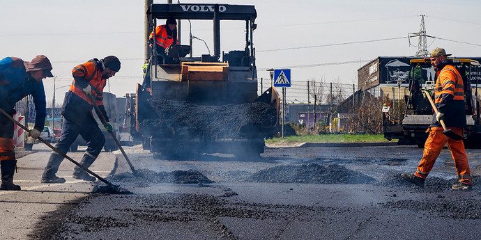 Пять главных ошибок при укладке асфальта: от холодной смеси до плохой погоды