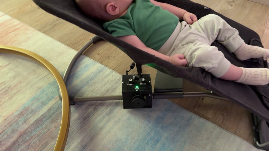Родитель собрал из сервопривода и Arduino автокачалку для кресла BabyBjorn