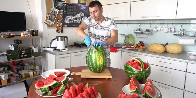 Шесть способов нарезать арбуз: от будничных ломтиков до корзинки для фуршета