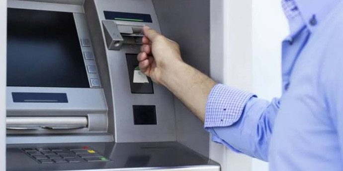 Студентка оплатила чужой картой проездной и продукты — теперь ей грозит до трех лет Студентка оплатила чужой картой проездной и продукты — теперь ей грозит до трех лет