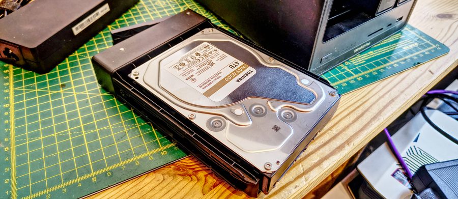 Toshiba N300 4 ТБ разгоняет NAS до 298 МБ/с — но шумит и греет как сервер