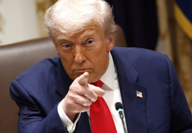 Трампа подали в суд из-за продажи доступа к Truth Social за $100 тыс. в месяц