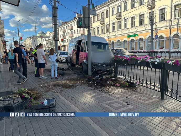 В Гомеле маршрутка после столкновения с Kia врезалась в светофор: двое раненых