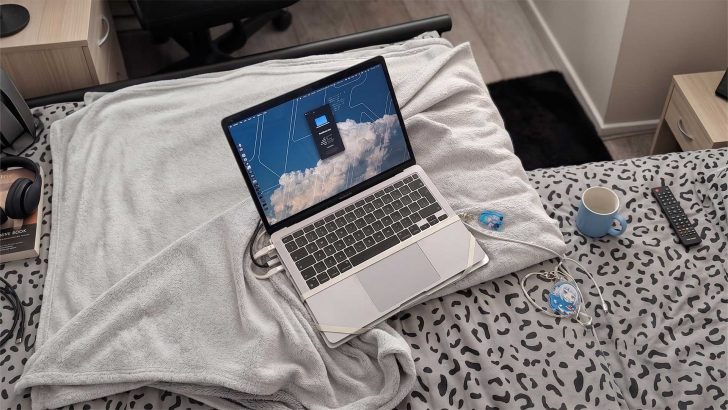 Владелец MacBook Pro с разбитым экраном сэкономил $700 на ремонте, примотав резинками старый MacBook и превратив его в монитор