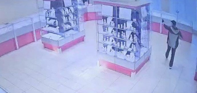 Вооружённое ограбление ювелирного магазина в Минске: нападавший скрылся с украшениями Вооружённое ограбление ювелирного магазина в Минске: нападавший скрылся с украшениями