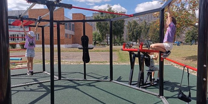 Выпускник подарил школе в Пинске воркаут-площадку за 45 тысяч рублей, но скрыл свое имя