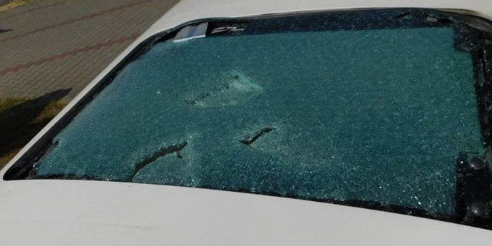Жительница Бреста выбросила цветочные горшки в окно из-за шумных соседей — ущерб чужому авто составил 2400 рублей