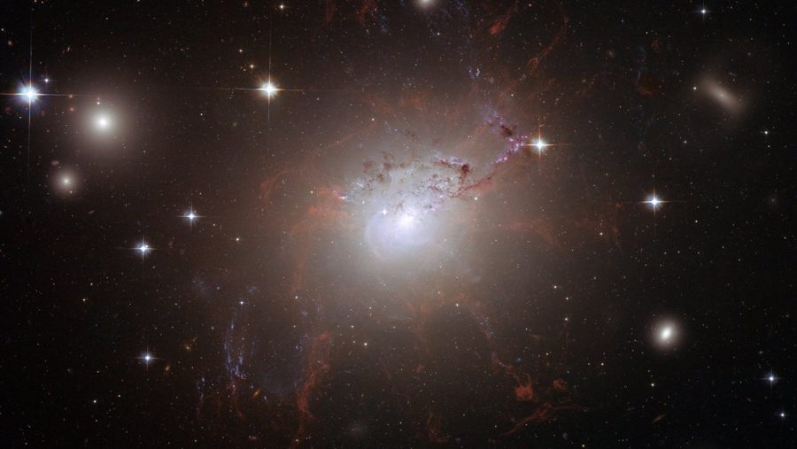 Черная дыра в NGC 1275 сначала вспыхнула в рентгене, а через 296 дней — на радио