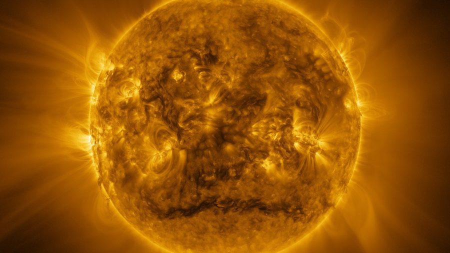 ESA показала самое детальное фото Солнца: видны потоки плазмы и протуберанцы