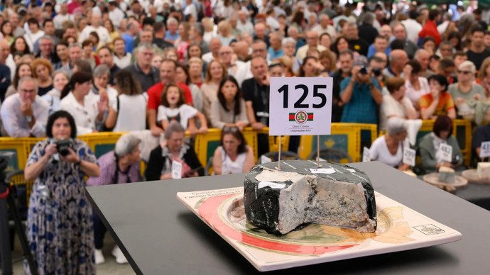 Кусок сыра весом 2 кг ушёл с молотка за €37,5 тысячи — рекорд Гиннесса