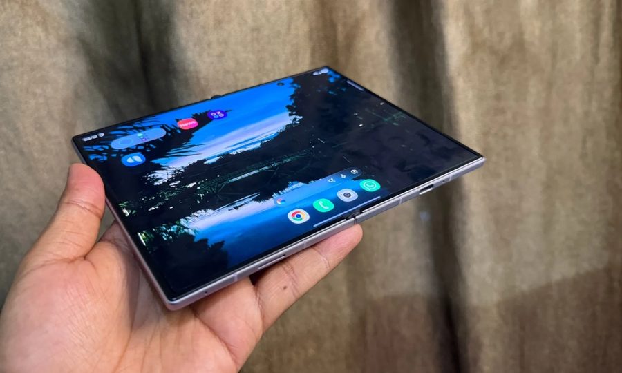 Углы экрана Galaxy Z Fold 8 проваливаются под пальцем — владельцы нашли изъян